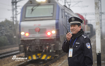 影像安徽：春运中暖心的“逆行”