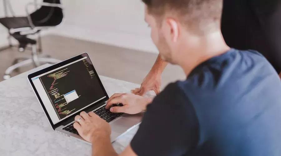 软件开发工程师的工作 CLrd-hmhhnqs3815599.jpg