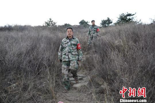 34年前，19岁的和小弘来到山西省长治市长子县发鸠山林场工作，成为一名护林员。如今，他的头发已经灰白。　刘峰　摄