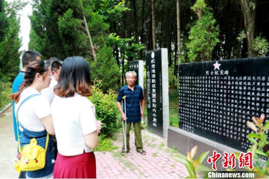 资料图：赵贤君在向人介绍陵园的前生今世。泗县县委宣传部供图