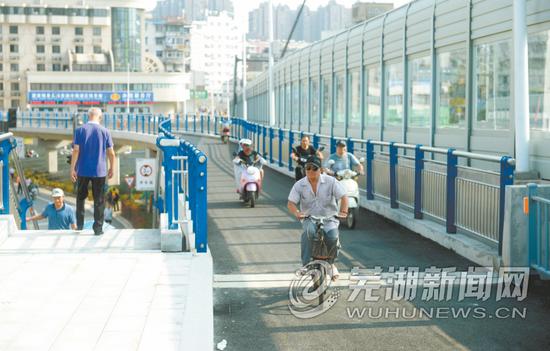 人行道和非机动车道开放大江晚报记者许诚摄