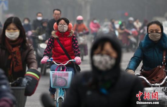 　资料图：南京市民戴口罩出行。中新社发 泱波 摄