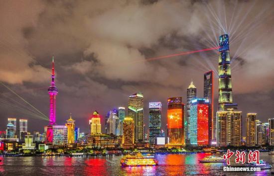 资料图：上海外滩灯光秀流光溢彩。 黄伟国 摄