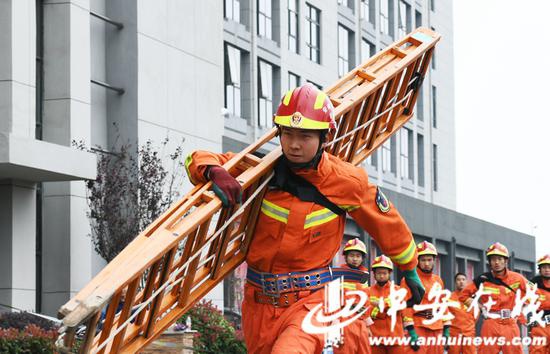 消防员雨中“速度与激情” 合肥消防业务大比拼
