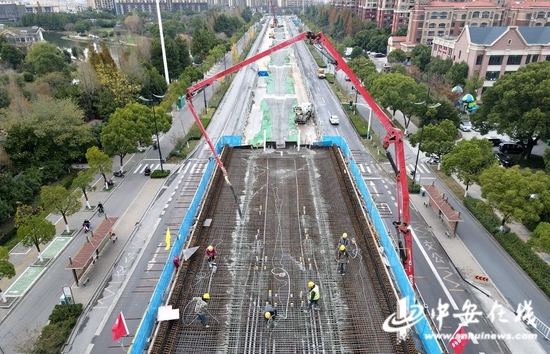 宁马城际铁路全线首个跨路连续梁浇筑完成