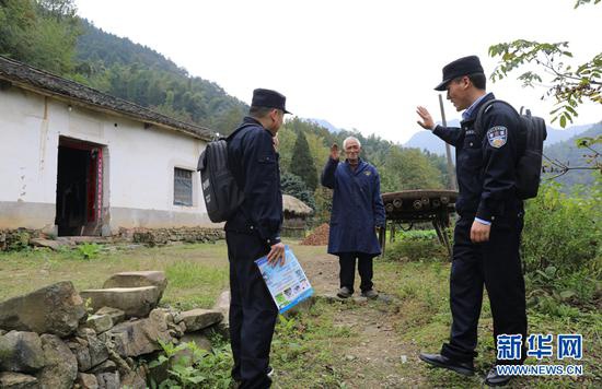 10月20日，庐镇派出所干警与村子里的留守老人告别。新华网发（王可海 摄）