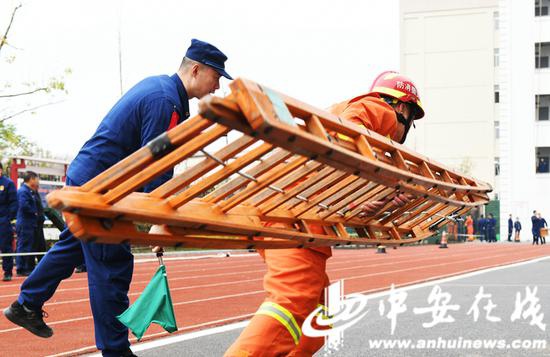 消防员雨中“速度与激情” 合肥消防业务大比拼 