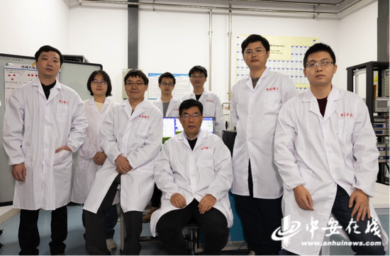 中国科学技术大学陈仙辉院士(中)团队合影(右二吴涛)代蕊摄