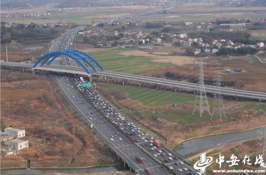 2月16日上午，沪渝高速往芜湖、宣城方向迎来流量高峰。