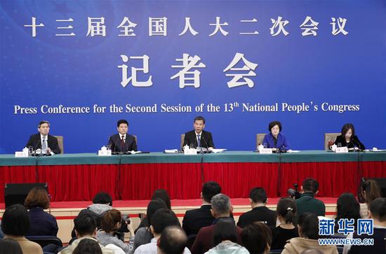3月7日,十三届全国人大二次会议新闻中心举行记者会,邀请财政部部长刘昆,副部长程丽华、刘伟就“财税改革和财政工作”相关问题回答中外记者提问。 新华社记者 沈伯韩 摄