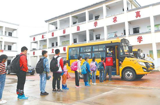 下午放学后，学生乘校车回家。