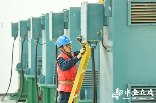 安徽滁州供电公司员工对排涝泵站进行检查。（宋卫星 摄）
