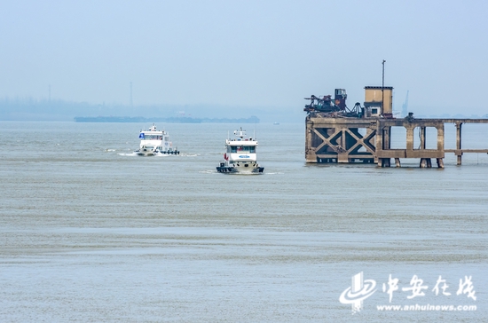 正月初一，长江安徽省芜湖市繁昌区荻港段水面上，该区水政艇和渔政艇在执法巡河