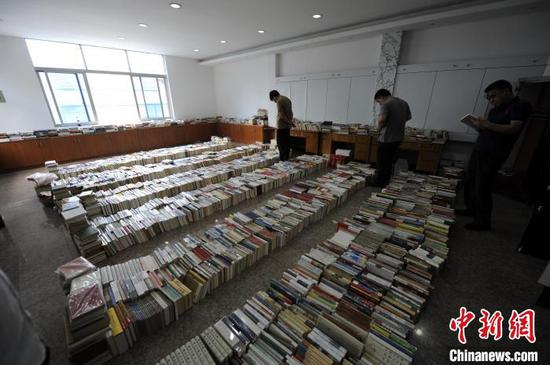 浙江绍兴“8·20”拍卖销售非法出版物案中,查获的非法图书物证。供图