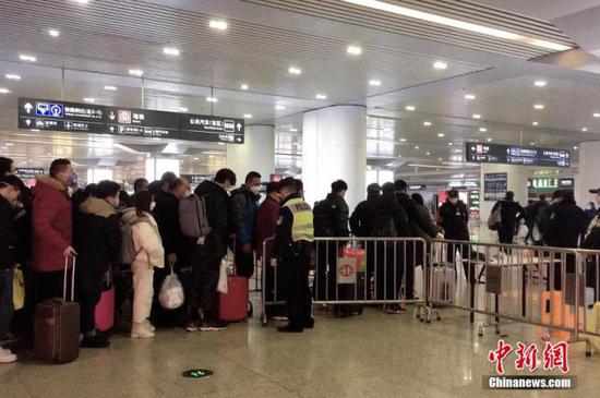 资料图:随着春运返程陆续启动,杭州东站人流增多,出入站旅客均佩戴口罩,预防新型冠状病毒感染的肺炎。 中新社记者 钱晨菲 摄