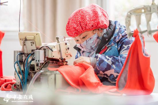制衣车间内工人们正在赶制服装