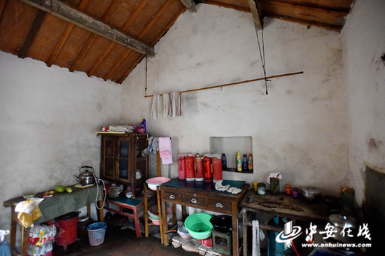叶连平家里没有一样像样的家具