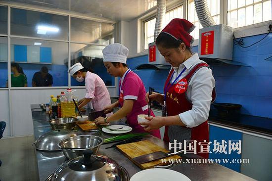 我市首届家政服务技能比赛现场。