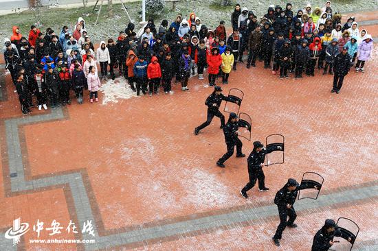 淮北市公安局相山公安分局巡防大队民警为学生表演警棍盾牌术。