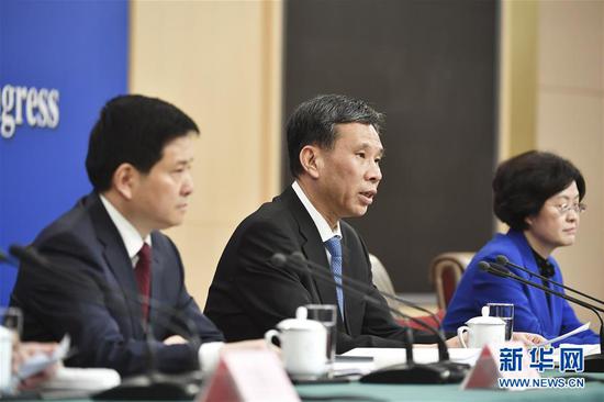3月7日,十三届全国人大二次会议新闻中心举行记者会,邀请财政部部长刘昆,副部长程丽华、刘伟就“财税改革和财政工作”相关问题回答中外记者提问。这是刘昆(中)在回答记者提问。 新华社记者 李然 摄