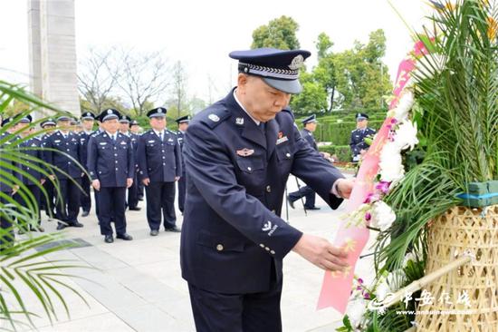 李建中向英烈敬献花篮