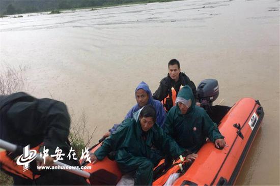 东至消防从河中孤岛上救出被困村民。