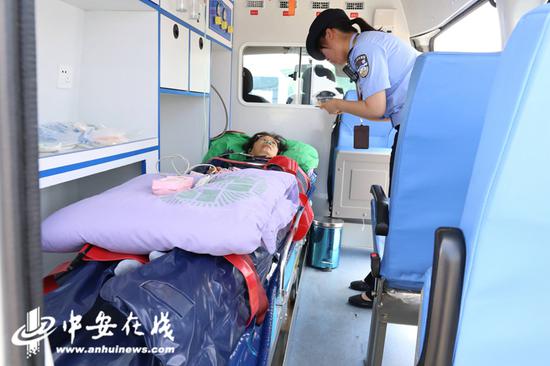 安徽黄山出入境边防检查站圆满完成了一次医疗急救包机出入境边检勤务，同时更是完成了一场生命救援接力赛，为一名台湾重病旅客返台治疗赢得了宝贵时间。