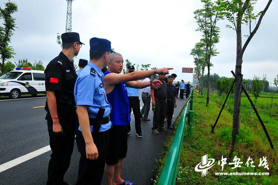 嫌疑人在指认现场