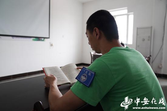 戒毒人员朱平(化名)在强制戒毒所接受采访