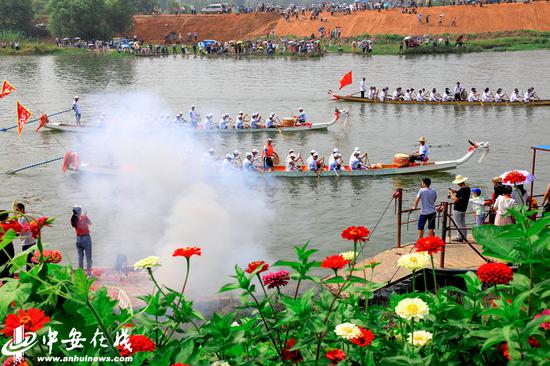 白湖镇杨柳圩内青帘河道上，40多条由当地农民自发组织的龙舟争相竞渡