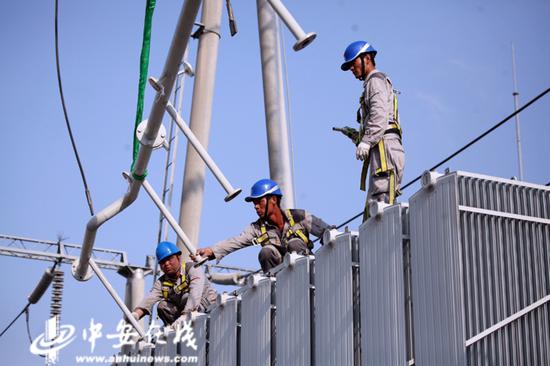 7月25日，阜阳市局部地区突遭雷电暴雨袭击，引发220千伏程集变电站主设备故障。电力部门紧急调配物资、抢修队伍等多方力量展开紧急抢修。