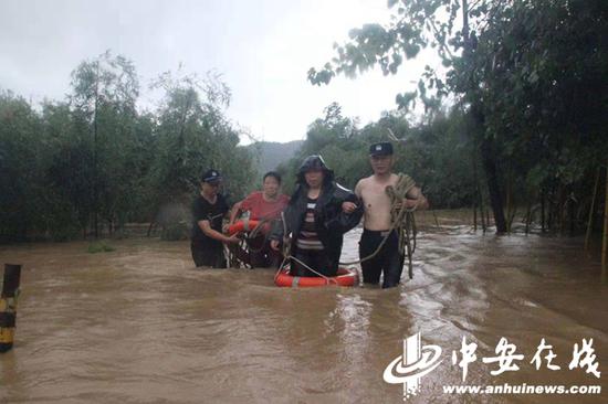 民警救援被困群众