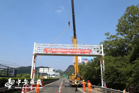 徽杭高速率先完成全路段etc门架吊装