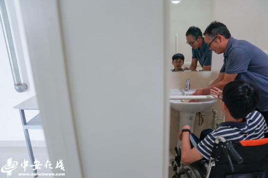 报到第一天,在学校安排的寝室里,桑毅正熟悉这里的环境