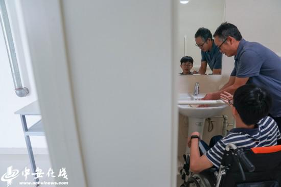 报到第一天，在学校安排的寝室里，桑毅正熟悉这里的环境