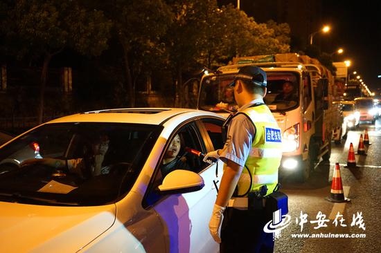 民警正在查酒驾