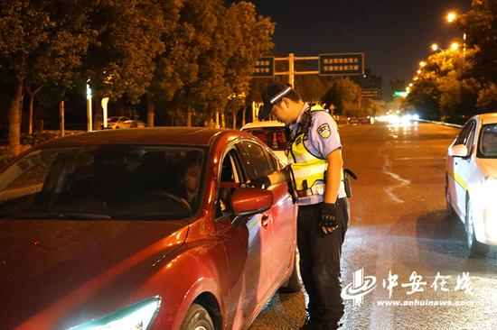 　　民警正在查酒驾