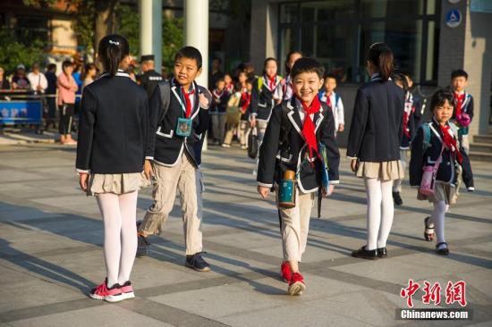 　　资料图：开学季，学生们开始返校上课。张云 摄