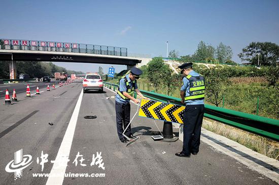 各大队正联合一路三方对所辖路段路面、桥梁、隧道、高边坡、隔离栅、交通标志牌等进行检查