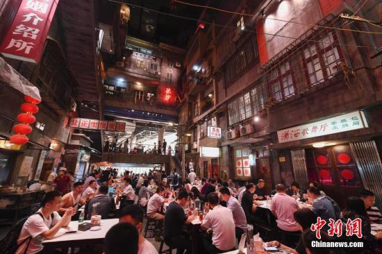 资料图：餐馆内坐满了食客。中新社记者 杨华峰 摄