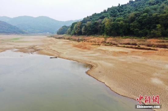航拍江西省瑞昌市境内的龙源水库，河床已经开始裂开。 魏东升 摄