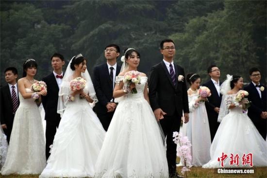 　资料图：武汉大学首届校友集体婚礼。马芙蓉 摄 （图文无关）