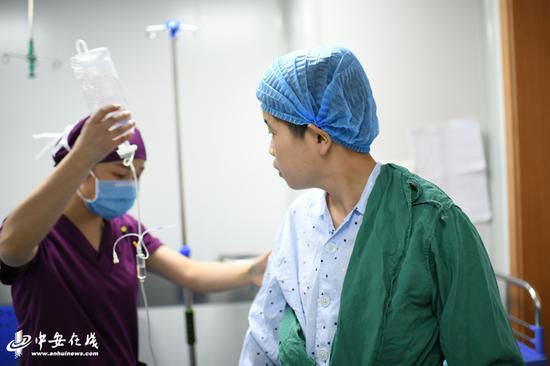 今年10月12日，在学校组织的体检中，六安的小李被发现眼角膜异常，需要手术