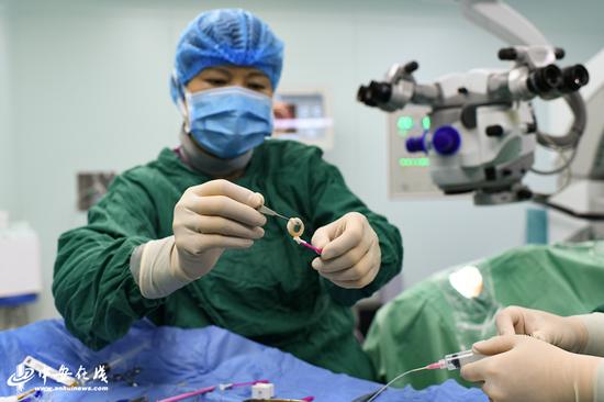  江淮名医普瑞眼科医院付玲玲院长亲自将何教授捐献的眼角膜，按他生前意愿移植给了来自大别山区的14岁学生小李