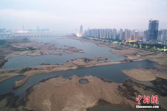 10月22日，无人机航拍长江主要支流之一、江西省最大河流赣江南昌段水域，河床大面积裸露，岸边不少河床甚至干涸龟裂。刘占昆 摄