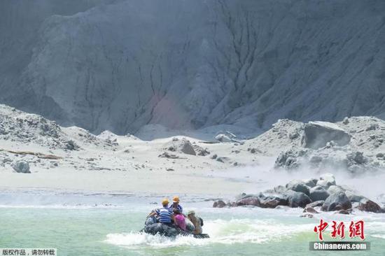 　　当地时间12月9日，新西兰丰盛湾怀特岛火山爆发，火山灰将海岸附近的火山灰覆盖。