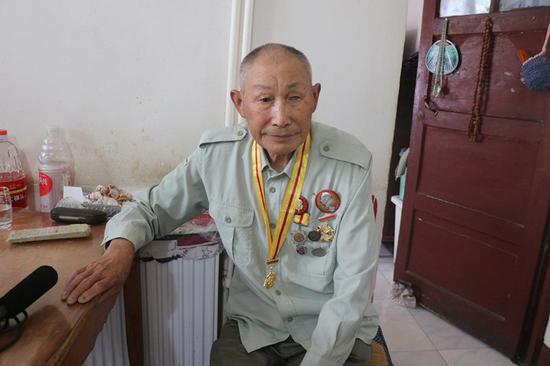 戴着“中国人民抗日战争胜利70周年纪念章”的李忠秀