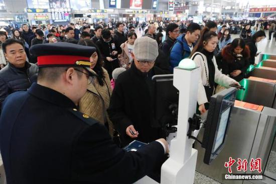 资料图：旅客在铁路上海虹桥站排队购买车票。 殷立勤 摄