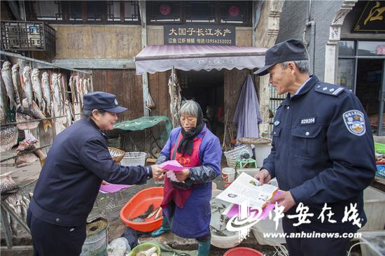  图为铜陵大通派出所民警 赵焕军（右一）深入辖区走访宣传。