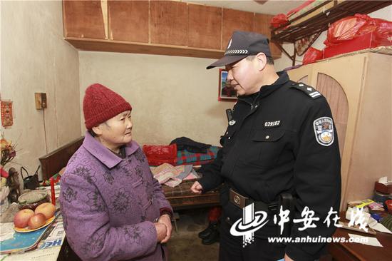 图为铜陵长江路派出所民警秦志坚在社区开展走访。